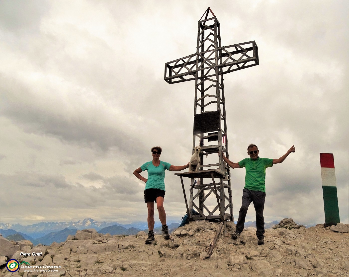 78 Alla croce di vetta del Pizzo Arera (2512 m).JPG -                                